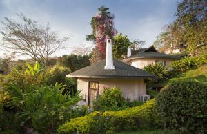 Imperial Phukaew Hill Resort في كاو كو: منزل صغير فوقه صليب