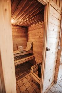 eine Holzsauna mit einer Bank in einem Zimmer in der Unterkunft Le Gagnage 31 pers- Malmedy, rustique, vue, wellness in Malmedy