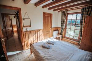 sypialnia z łóżkiem i dużym oknem w obiekcie Le Gagnage 31 pers- Malmedy, rustique, vue, wellness w mieście Malmedy