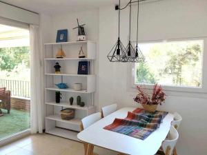 Η βιβλιοθήκη του διαμερίσματος