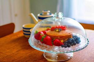 un plato de cristal con fruta encima de una mesa en Tŷ Glas, Fishguard, Ideal for beach, coastal path and town!, en Fishguard