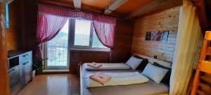 una camera con due letti in una stanza con finestra di Penzion Kera a Rosice