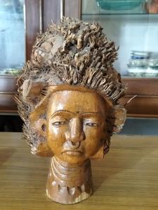Una estatua de una cabeza con una corona. en kailwood Guest House, en McLeod Ganj