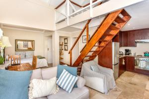 una sala de estar con una escalera que conduce a una cocina en Invergara en Ciudad del Cabo