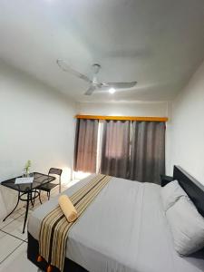 En eller flere senge i et værelse på Private room with king size bed