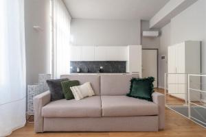 sala de estar con sofá y cocina en easyhomes - Botta, en Milán