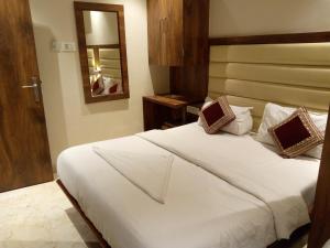 Giường trong phòng chung tại Hotel Adams Inn Near Mumbai Airport