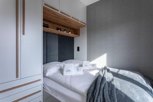 Posteľ alebo postele v izbe v ubytovaní Green Park Resort D5- z dostępem do basenu, sauny, jacuzzi, siłowni
