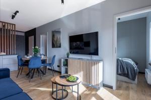 Televízia a/alebo spoločenská miestnosť v ubytovaní Green Park Resort D5- z dostępem do basenu, sauny, jacuzzi, siłowni