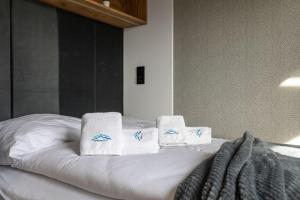 Posteľ alebo postele v izbe v ubytovaní Green Park Resort D5- z dostępem do basenu, sauny, jacuzzi, siłowni + 29 fotografií