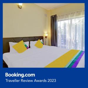 um quarto de hotel com duas camas e uma janela em Blue Door em Morjim