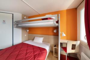 Kleines Zimmer mit einem Bett und Etagenbetten. in der Unterkunft Premiere Classe Avignon Parc Des Expositions in Montfavet