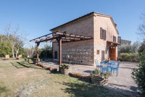 eine Terrasse mit Tisch und Stühlen vor einem Gebäude in der Unterkunft CHIANTI - Lovely Cottage with Parking & Garden! in Castelnuovo Berardenga + 23 Fotos