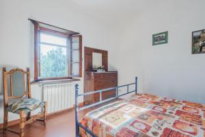 ein Schlafzimmer mit einem Bett, einem Fenster und einer Kommode in der Unterkunft CHIANTI - Lovely Cottage with Parking & Garden! in Castelnuovo Berardenga