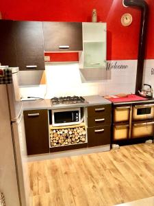 a kitchen with a stove top oven in a kitchen at Accogliente appartamento in centro in Frabosa Soprana