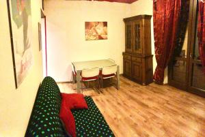 - un salon avec un canapé et une table dans l'établissement Accogliente appartamento in centro, à Frabosa Soprana