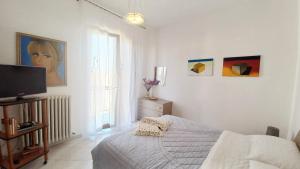 a bedroom with a bed and a painting on the wall at Casa Lilly in Porto SantʼElpidio +28 photos