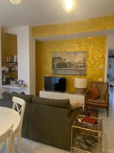 a living room with a couch and a tv at Conny's Home in Rome