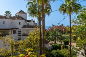 vistas a un edificio y a las palmeras en VACATION MARBELLA I Duplex con encanto bahía en Marbella