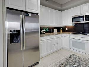 Kuchyňa alebo kuchynka v ubytovaní Beach Colony West Penthouse #3D -18D by Southern Vacation Rentals