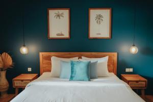 Rúm í herbergi á PORTER HOTEL - Surf & Yoga Retreat