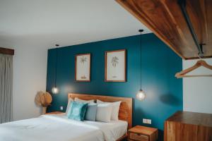Rúm í herbergi á PORTER HOTEL - Surf & Yoga Retreat