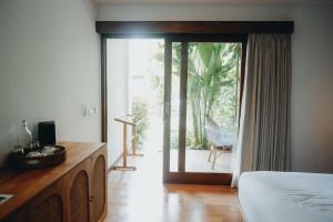 Rúm í herbergi á PORTER HOTEL - Surf & Yoga Retreat