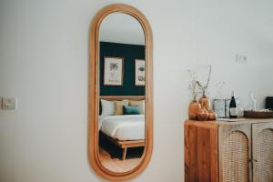 Rúm í herbergi á PORTER HOTEL - Surf & Yoga Retreat