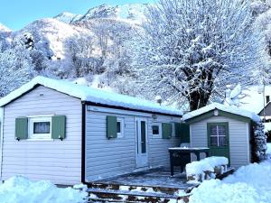 una pequeña casa con nieve encima en Bungalow de 2 chambres avec jardin amenage et wifi a Cauterets, en Cauterets