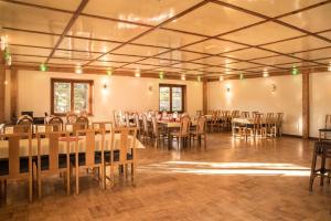 a banquet hall with tables and chairs in it at Pension Am historischen Kalkwerk in Bahretal +12 photos