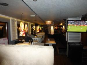 バンスコにあるTwo-Bedroom Apartment in Fortunaのサッカーの試合がスクリーンに映るレストランのテレビ