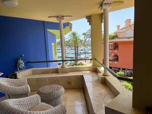 a balcony with chairs and a view of a harbor at Apartamento Puerto Sotogrande Marina in Sotogrande