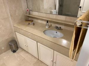 łazienka z umywalką i lustrem w obiekcie Apartamento Puerto Sotogrande Marina w mieście Sotogrande +24 zdjęcia
