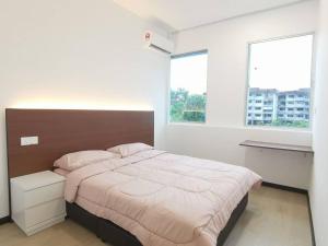 een slaapkamer met een groot bed en 2 ramen bij Queensway ONE Homestay 10Pax 3Rooms in Sibu