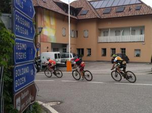 un grupo de personas montando bicicletas por una calle en Hotel Sparerhof, en Vilpiano