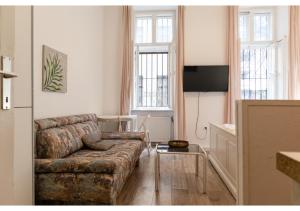 een woonkamer met een bank en een tafel bij Stylish Apt - Ideal for Longstays in Lockdown in Wenen
