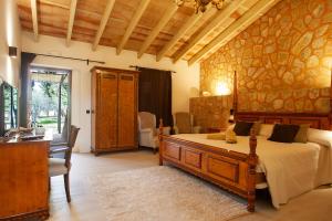 a bedroom with a large bed and a desk and a room with at S'Hort de Son Caulelles - Adults Only in Marratxí 