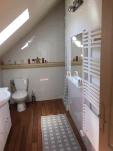 een witte badkamer met een toilet en een wastafel bij chez tatie yvette in Cuise-la-Motte