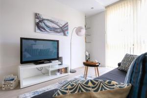 Televízia a/alebo spoločenská miestnosť v ubytovaní Cardo Apartments