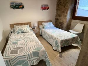 ビラノーバ・デ・アロウサにあるCasa Xulio Cambaのベッドルーム1室(ベッド2台、窓付)