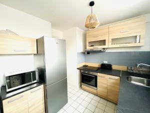 Kuchyň nebo kuchyňský kout v ubytování "Le Savanna" Magnifique T3 Montluçon centre - Hôpital - Parking gratuit