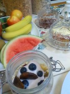 uma taça de iogurte com mirtilos e fruta na mesa em JESMOND House B&B room 1 em Hull