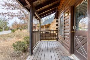 ER74 - Gerrald's Chalet - Great location, Close to all the action! cabin في بيدجن فورج: شرفة كابينة خشبية