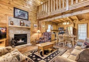 ER74 - Gerrald's Chalet - Great location, Close to all the action! cabin في بيدجن فورج: غرفة معيشة مع مدفأة في كوخ خشبي