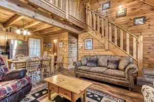 ER74 - Gerrald's Chalet - Great location, Close to all the action! cabin في بيدجن فورج: غرفة معيشة مع أريكة وطاولة +36 صورة