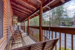 ER92 - Virginia's Villa - Great location! Close to all the action! cabin في بيدجن فورج: شرفة مع كراسي هزاز على كابينة