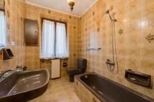 un bagno con lavandino, WC e vasca di Villa Campo al Pero a Rio Marina