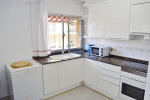 Kuchyň nebo kuchyňský kout v ubytování Beach Papa Luna Apartment