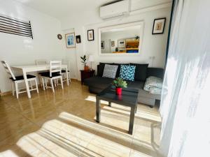 - un salon avec un canapé et une table dans l'établissement Apartamento Mar y Montaña, à Cullera