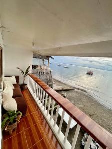 a balcony with a view of the beach at VILLA NEYRA 